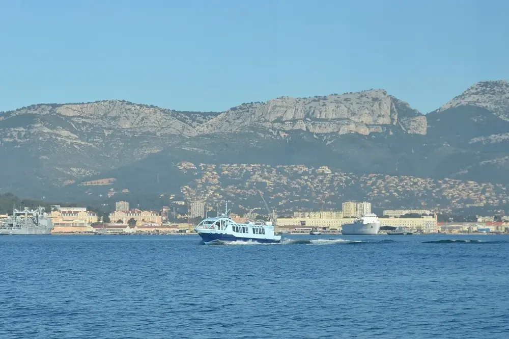 Bateau-Bus Lou Roucaou Toulon RESEAU MISTRAL Petite Rade