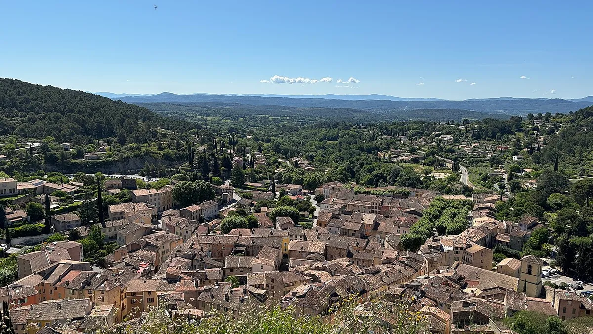 Le village de Cotignac et sa falaise de tuf, vus depuis les Tours sarrasines (Var)