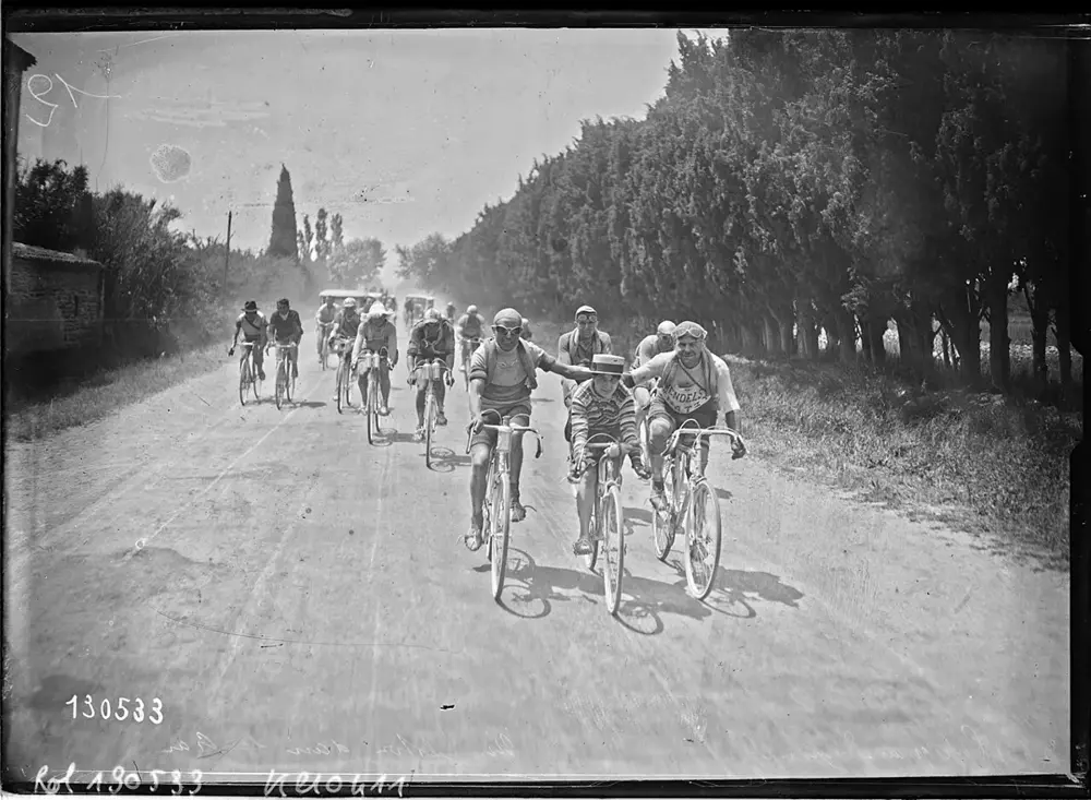 30-6-28 (Tour de France) Perpignan-Marseille, un peloton dans La Crau - btv1b53202095d