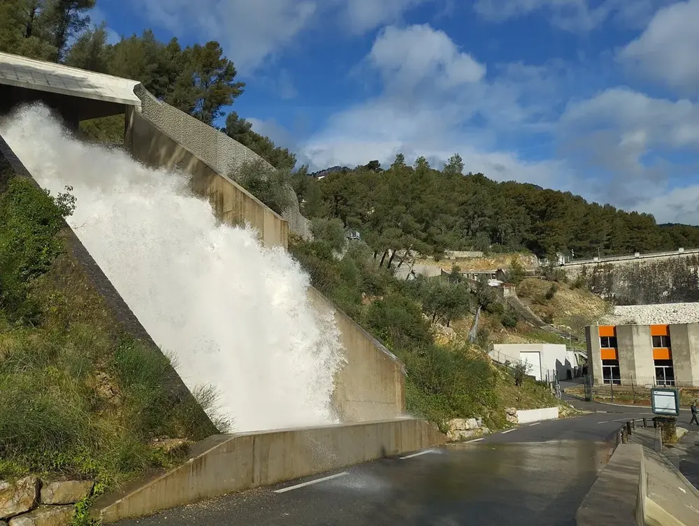 Barrage de Dardennes, déversoir - Le Revest-les Eaux, Var, France